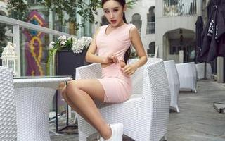 AISS爱丝(黄金版) - 最新套图出炉，亚美依和丝袜街道的组合，让我忍不住想多看几眼。
