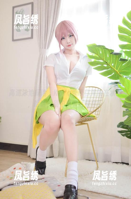高清泳池探险，KaYa萱带你淹没在水中，哈哈，别怕我会拯救你！