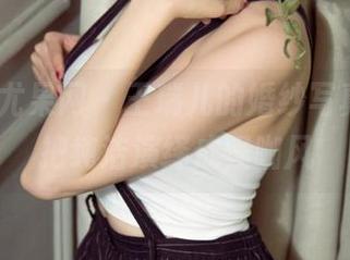 UGirls尤果网 - 王瑞儿的婚纱写真，硬要把纯洁演绎成怪咖风