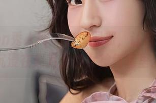 Xiuren秀人网 - 免费图册，让我们一同沉浸在赵万灵的女神气场里。