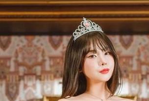 Yuna(윤아)的成长真特么神奇，cos图集里的每一幕都是新发明！