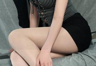 丽柜 - 桃子向我们展示灰丝美图更新，真想问问她哪来的勇气？
