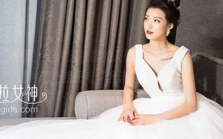 克拉女神 - 钟淇，这件连衣裙的友情提示是什么？每次看更新的图片都让我思考“我该入手的数量”。