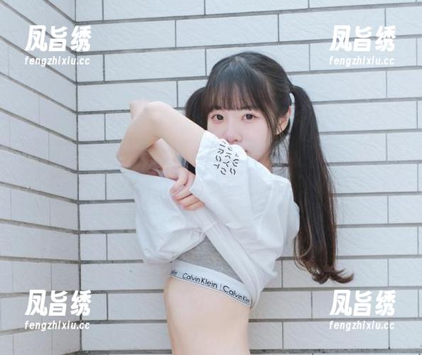 挤来挤去的电车，记录下可可小白兔的“女高中生”cos照片，好欢乐