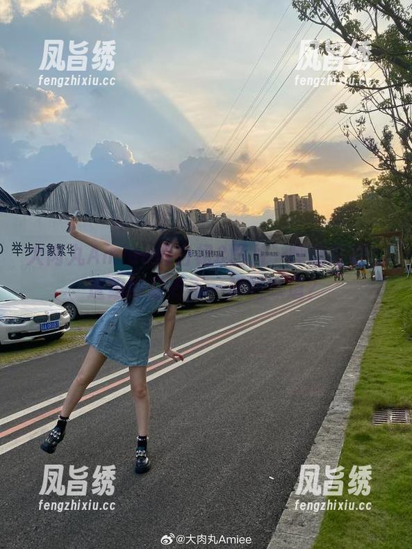 大肉丸Amiee的白裙&图片…哔哩哔哩，这组好像有不一样的味道？