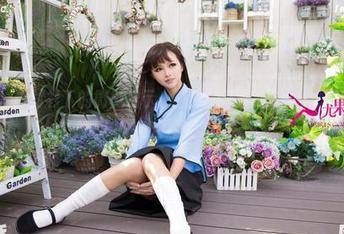 尤果网 - 白衬衫下的微微启示：糖果图集精选，动作轻巧如初春的微风。