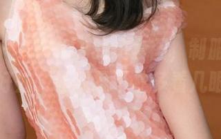 推女神 - AZHUA的这套图，制服穿得恰到好处，让我忍不住多看几眼。