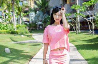 推女郎 - 黄可的居家全集，感觉就像在她家门口小心翼翼地瞅一眼，真实又又那么隐秘。