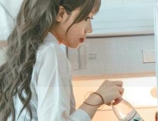“杏仁曲奇”那一抹灰丝，精选套图让人看得直想搜搜她的穿搭