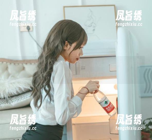 “杏仁曲奇”那一抹灰丝，精选套图让人看得直想搜搜她的穿搭