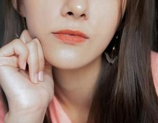 梦丝女神 - 雪馨JK室内的图片，下载？下手慢了可要后悔哦。