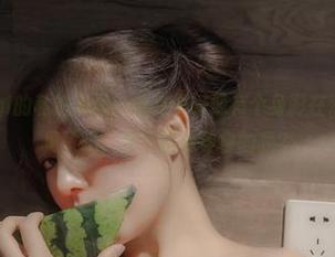 哇，樱晚gigi的私拍原图：流光中好像有个身影在消失，你也看见了吗，那个扔掉零食的我？