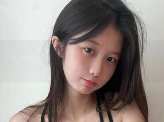 微密圈 - 免费体验火龙果羊的红色连体吊带写真，每一张都像是在说“今日份的好运已送出”。