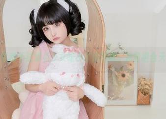 地面再冷也敌不过爆机少女喵小吉的写真，冰雪组合天天新花样