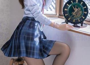 秀人网 - 凌希儿的“天使”写真：她究竟是掉下来的，是不小心还是在休假？