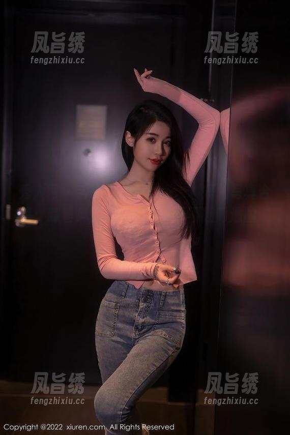 秀人网 - 舌尖上的菊花ace”短裙写真合集：踩着风的裙摆，来一场不期而遇的“约会