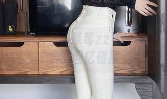 秀人网 - 图片里的草莓zz与校服：一场温柔的回忆碰撞