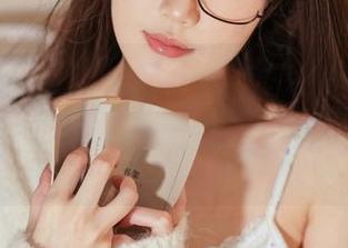 夏天的阿包也是兔娘，精选打扮和不经意的妩媚，cos更像是一份小心思，低调又好奇。
