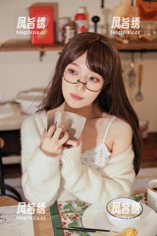 夏天的阿包也是兔娘，精选打扮和不经意的妩媚，cos更像是一份小心思，低调又好奇。