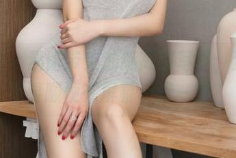 青豆客 - 易阳带来油亮高清写真，犹豫要不要顺便在屏幕上滑一滑？