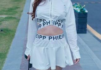 魔镜街拍 - 原图里的婷婷：白色吊带连衣裙让黑丝美腿更抢眼！
