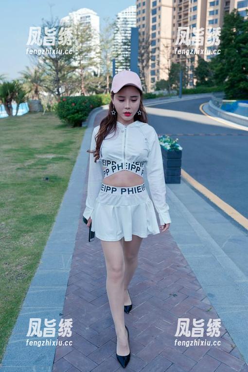 魔镜街拍 - 原图里的婷婷：白色吊带连衣裙让黑丝美腿更抢眼！