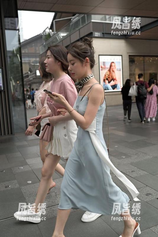 魔镜街拍 - 喂，看婷婷在寒风中的肉丝原图，圣诞美人真有其表、虽然胸前那件衣服实在是……呃！