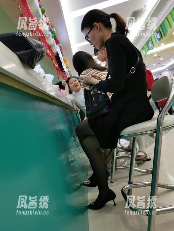来自魔镜街拍的黑丝OL合集——小心，看呐，钱包要跟着跑了！