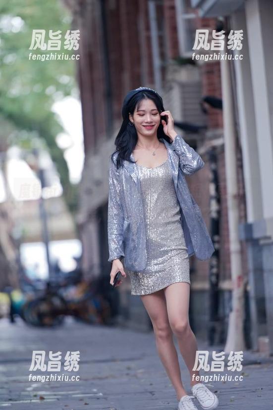 魔镜街拍图片更新：咦，牛仔短裙再加一只麋鹿，不小心洗脑了吗？