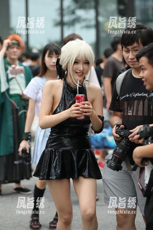 魔镜街拍为你展现教室少女无圣光的真实——制服包臀裙小姐姐的图包，值得铭记。